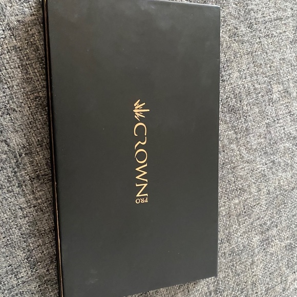 Crown Eyeshadow Pallette - Picture 2 of 2